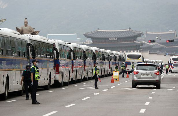 경찰이 3일 돌발 집회를 막기 위해 서울 광화문광장 일대를 봉쇄하고 있다.  /뉴시스