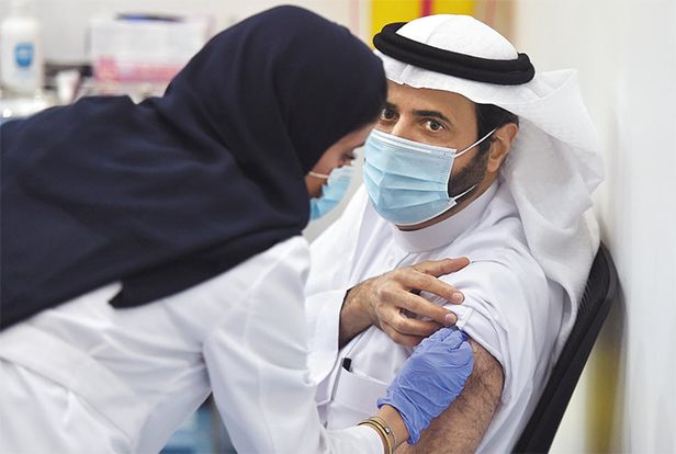 사우디도 접종 시작 - 사우디아라비아 수도 리야드에서 타우피크 알라비아(오른쪽) 보건장관이 17일(현지 시각) 화이자 백신을 접종받고 있다. /AFP 연합뉴스