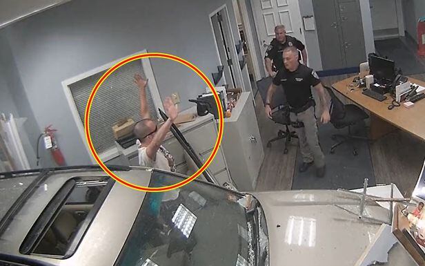 존 하그리브스가 SUV 차량을 몰아 경찰서를 부순 뒤 만세 자세를 취하고 있는 모습. /엑스(X·트위터)