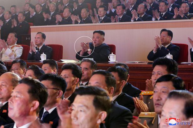 김정은 북한 국무위원장이 지난 11일 당 간부들과 설명절 경축공연을 관람했다. 김정은 위원장 손에 담배(흰색 동그라미)가 쥐어져있고 책상 위에는 재떨이와 성냥이 보인다./조선중앙통신 연합뉴스