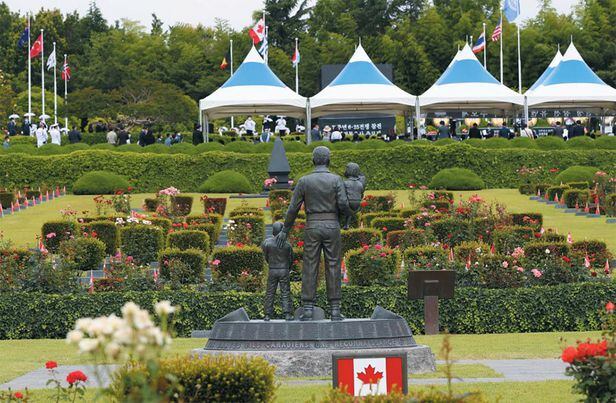 6·25전쟁의 비극이 한창이던 1951년 1월, 유엔군사령부는 전사자 매장을 위해 부산 남구 대연동 일대 논과 밭을 징발해 묘지를 조성했다. 70년이 지난 지금 유엔기념공원은 전 세계에 자유와 평화의 소중함을 알리는 공간이 됐다. 묘역 한가운데 있는 캐나다 기념 동상 아래 ‘캐나다의 용감한 아들인 당신을 절대로 잊지 않겠다’는 글귀가 보였다. /김동환 기자