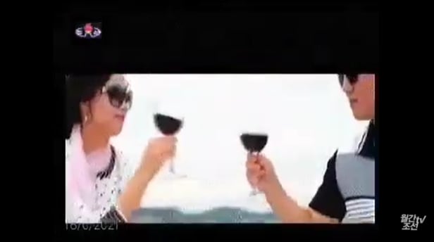 결혼 영상에서는 보트를 타고 북한의 예비 부부들이 자연스럽게 와인을 즐기는 모습도 등장하지만 북한당국은 반민족,반당적 행위라고 비판하고있다./월간조선