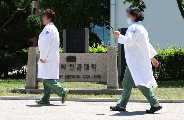 정부의 2025학년도 의대 증원 추진에 대한 고등법원 판단이 나올 예정인 가운데 13일 서울 시내의 대형병원에서 의료진들이 이동하고 있다. /뉴스1