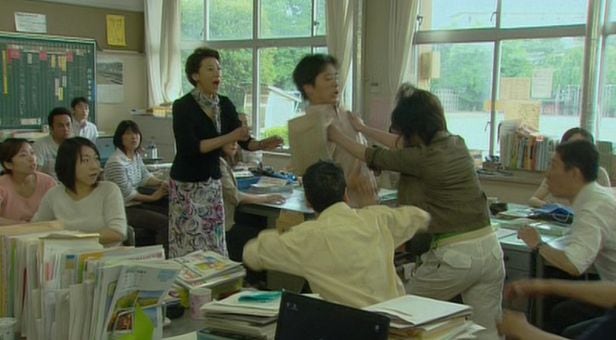 2008년 일본 TV드라마 '몬스터 페어런츠(monster parents)'에서 학부모가 학교를 찾아 교사에게 행패 뷔는 장면. 일본 사회가 그릇된 양육 문화를 각성하는 계기가 됐다. /후지TV