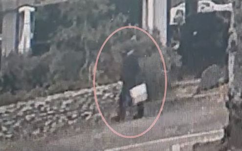 제주지역 식당 여주인을 살해한 범인이 범행 후 종이가방을 들고 걸어가고 있다./독자 제공 CCTV 영상 캡처