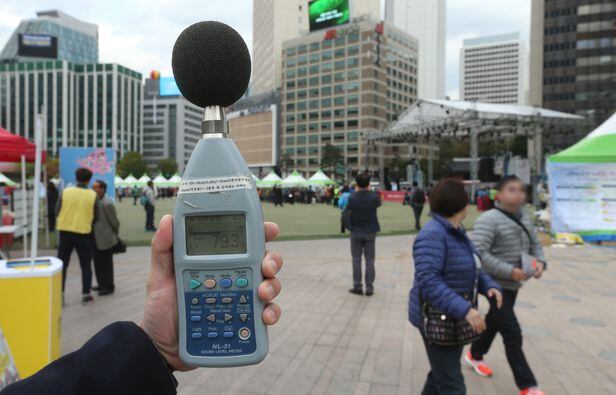 서울 시청앞 광장에서  소음측정 하는 모습/박상훈 기자