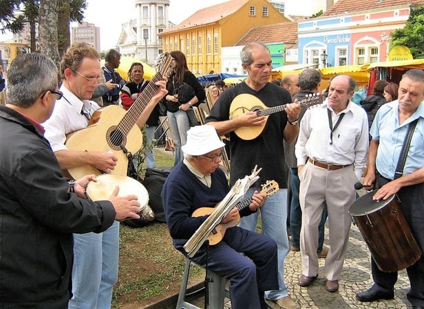 브라질의 도시 꾸리찌바는 폐기물을 가져오면 주민에게 버스표나 식품교환권을 주는 방식으로 깨끗한 생태 도시를 만들었다. 꾸리찌바 시내에서 음악을 연주하는 음악가들./마르쿠스 베제라(위키피디아, 2006년 6월 4일)