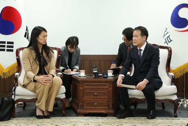 김영호 통일부 장관(오른쪽)이 17일 오후 줄리 터너(Julie Turner) 미국 북한인권특사를 접견, 북한인권 증진을 위한 한미 간 협력 방안을 논의하고 있다./통일부 제공