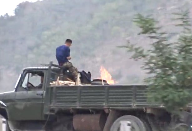 2014년 10월 북한 자강도 만포시의 한 도로에서 포착된 이른바 ‘목탄차’의 모습. /KBS