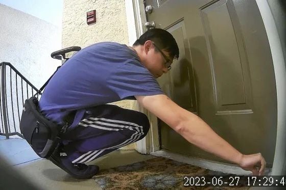 위층 집 현관문 아래 틈 사이로 독극물을 살포하고 있는 중국인 유학생 쑤밍 리. /NBC 