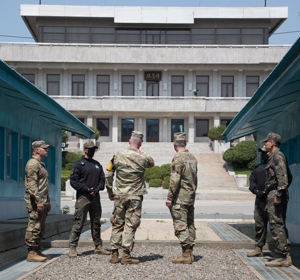 제임스 매콘빌(왼쪽 셋째) 미 육군참모총장이 지난 9일 판문점에서 북측 판문각을 바라보고 있다. /고운호 기자