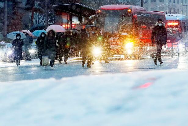 눈이 내리고 있는 26일 서울 명동성당 사거리에서 시민들이 출근하고 있다./뉴시스
