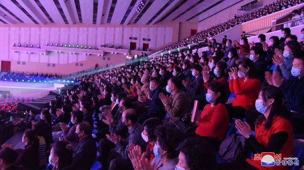 북한 8차 당대회 경축 공연인 '당을 노래하노라'가 평양체육관에서 13일부터 24일까지 진행됐다, 공연에선 관람객들이 마스크를 착용하고 있다. /조선중앙통신 연합뉴스