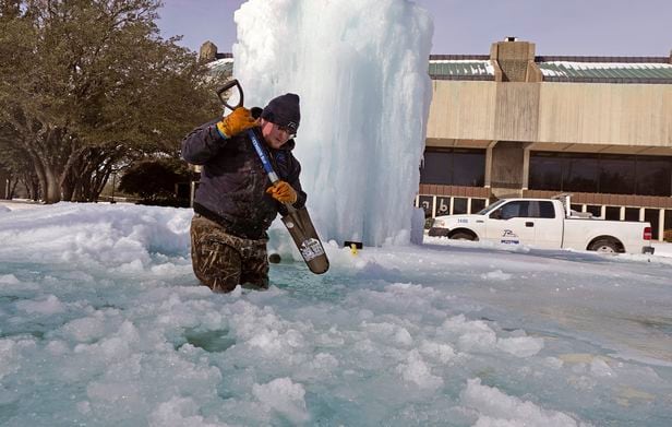 16일 텍사스주 리차드슨에서 시청직원이 연못의 얼음을 깨고있다./AP 연합뉴스