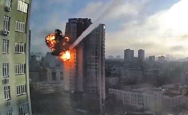 러시아 전면 침공 사흘째인 지난 26일(현지 시각) 오전 우크라이나 수도 키예프의 한 아파트가 러시아군에 폭격당해 불길에 휩싸여있다. /트위터