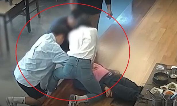 20대 남녀가 쓰러진 남성에게 심패소생술을 하고 있다. /MBC 보도화면