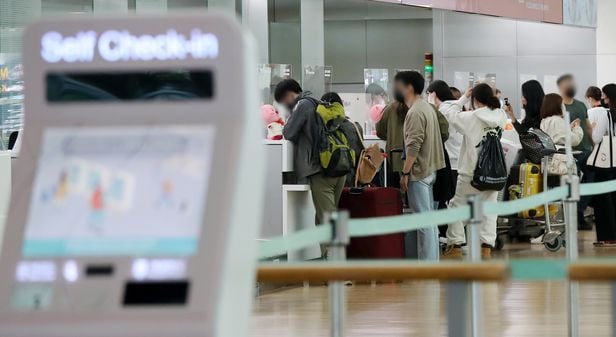 지난 10월 12일 인천국제공항 제1여객터미널에서 여행객들이 일본 후쿠오카로 떠나기 위해 탑승수속을 밟고 있다. /뉴스1