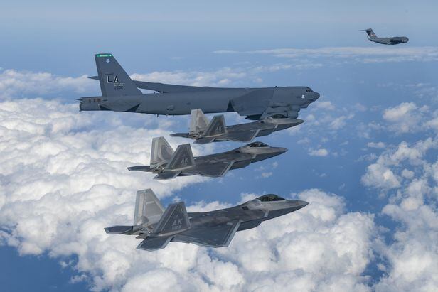 지난해 12월 20일 한미 연합공군훈련을 위해 한반도 인근에 전개한 美 B-52H, F-22, C-17이 함꼐 비행하고 있다./국방부