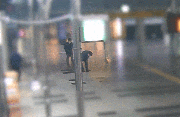 지난달 20일 경기 안양시 안양역 대합실에서 60대 남성이 심근경색으로 쓰러지자 한국도로공사 장대언(37)대리가 다가오고 있다. /한국도로공사 제공