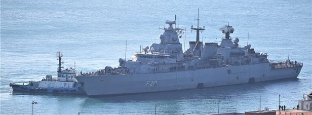 지난 2일 오전 독일 해군의 브란덴부르크급 호위함인 '바이에른함'(F217·3600t)이 부산 남구 해군작전사령부 부산작전기지에 입항하고 있다. /김동환 기자